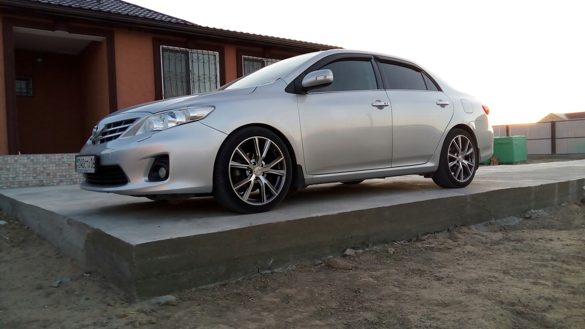 Диски тойота фото. Toyota Corolla e150 r18. Тойота Королла 2010 на литье. Toyota Corolla e150 диски. Тойота Королла е150 на 17 дисках.