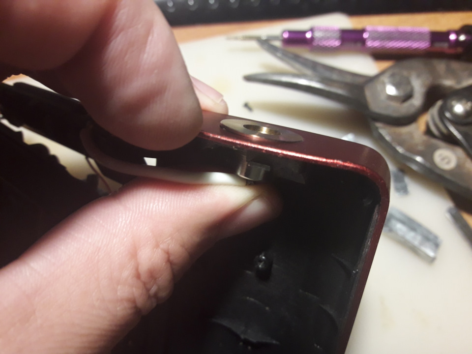 Как вынуть провод из разъема магнитолы honda. Как починить пины. Разъем ваг 2 пин. Пины для разъема airbag. Штекер поворотника ваг 3 пин.