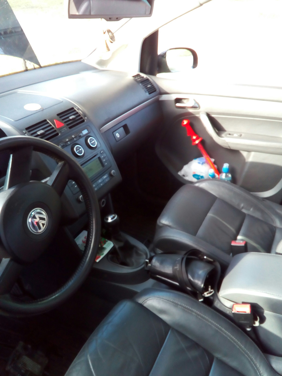 Прочистка дренажных отверстий — Volkswagen Touran (1G), 2 л, 2003 года ...