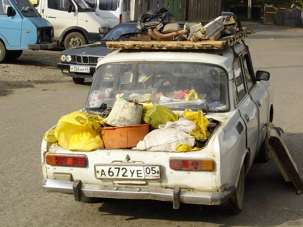 Фото бомжа в машине