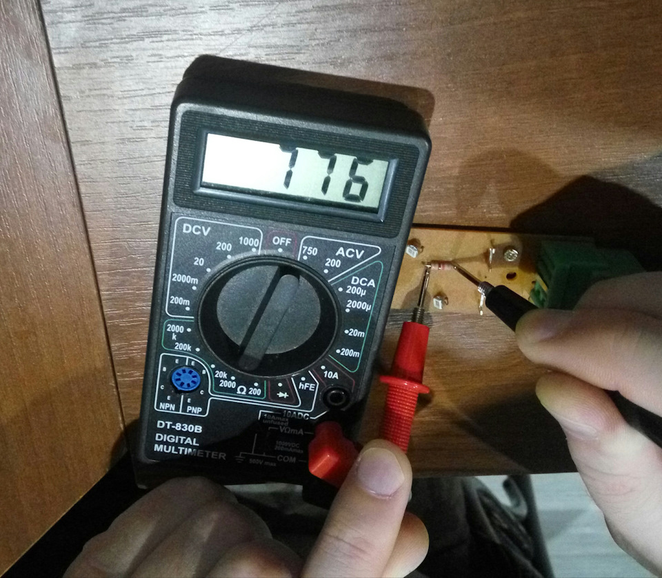 сопротивление в родной кнопке 776ом — Mazda 323 VI. Запчасти на фото: 20000200