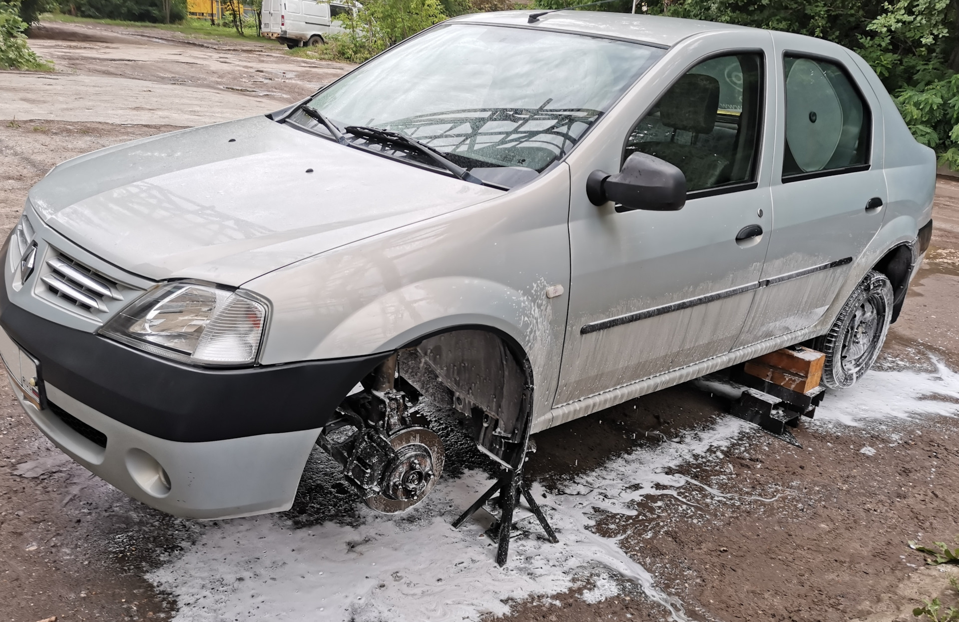 Коррозия металла, слегка обновил защиту днища и арок. — Renault Logan (1G),  1,6 л, 2008 года | кузовной ремонт | DRIVE2