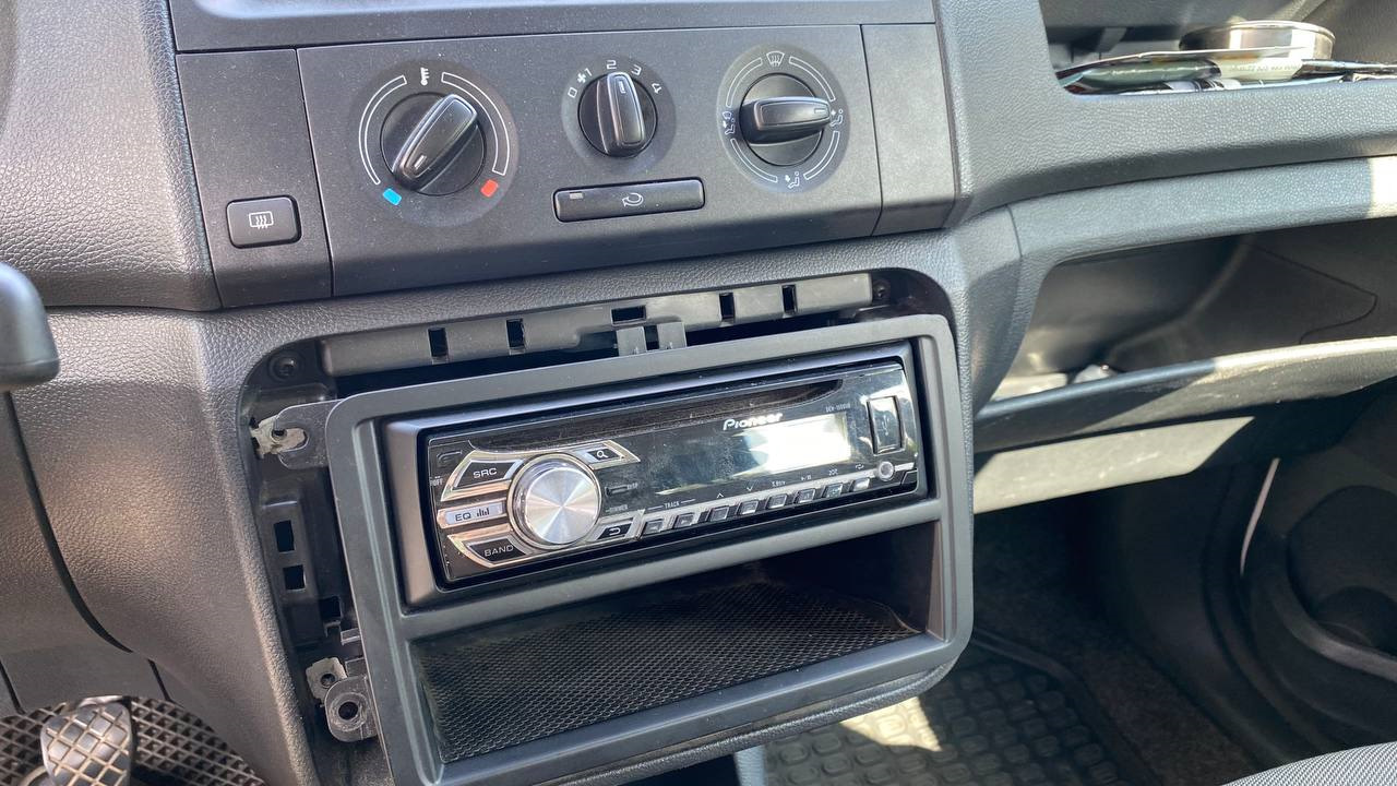 Установка магнитолы RCD 330 Plus Desay — Skoda Fabia Mk2, 1,2 л, 2013 ...