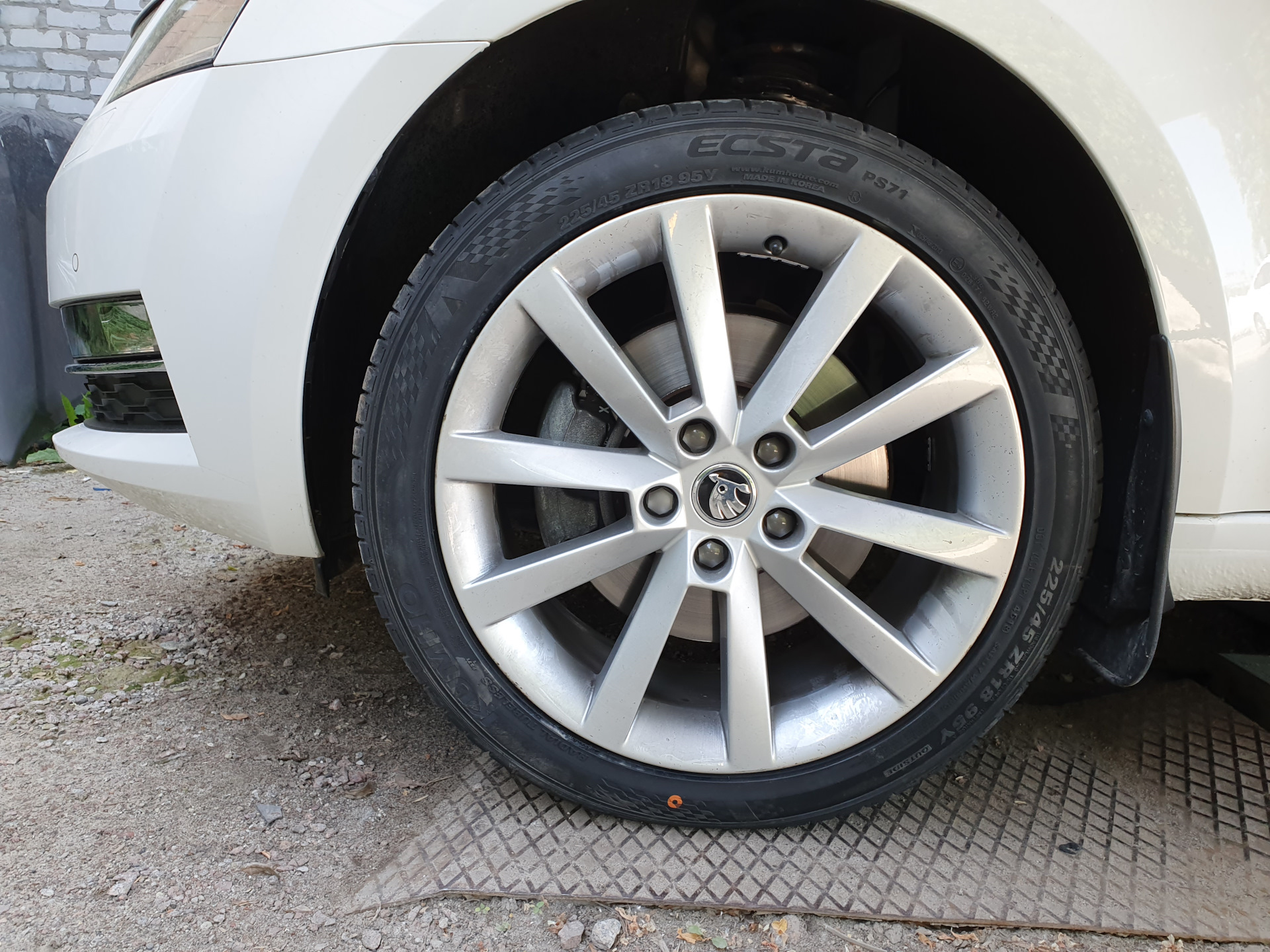 Резина на летние 18" диски ALARIS 225/40/18 -> 225/45/18 — Skoda ...