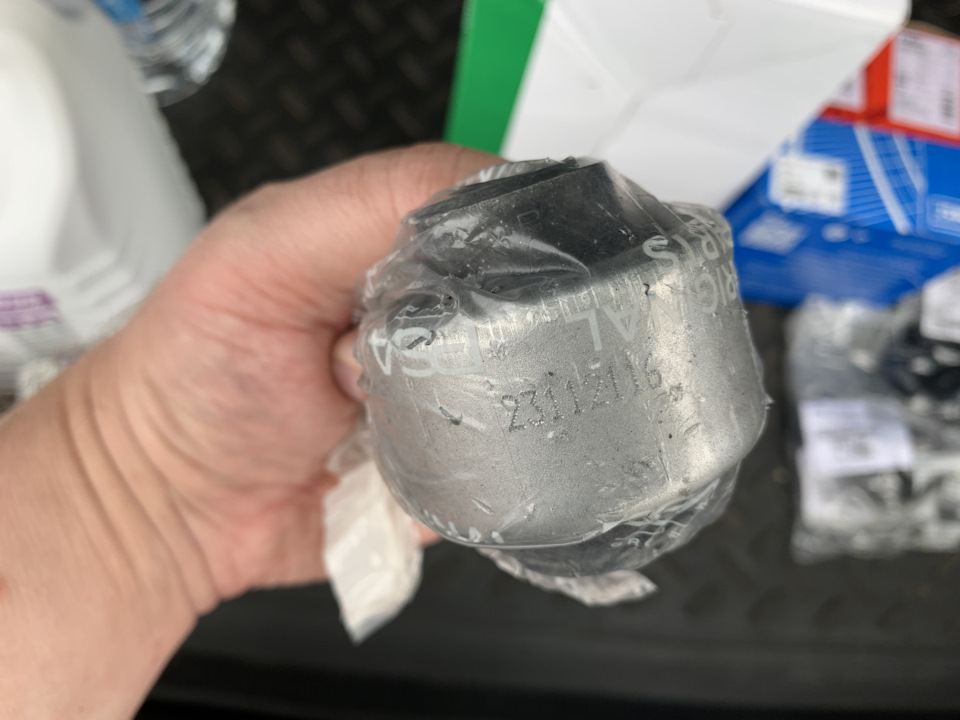 Сайлентблок CITROËN/PEUGEOT 352391 — Peugeot 308 (1G). Запчасти на фото: 352391