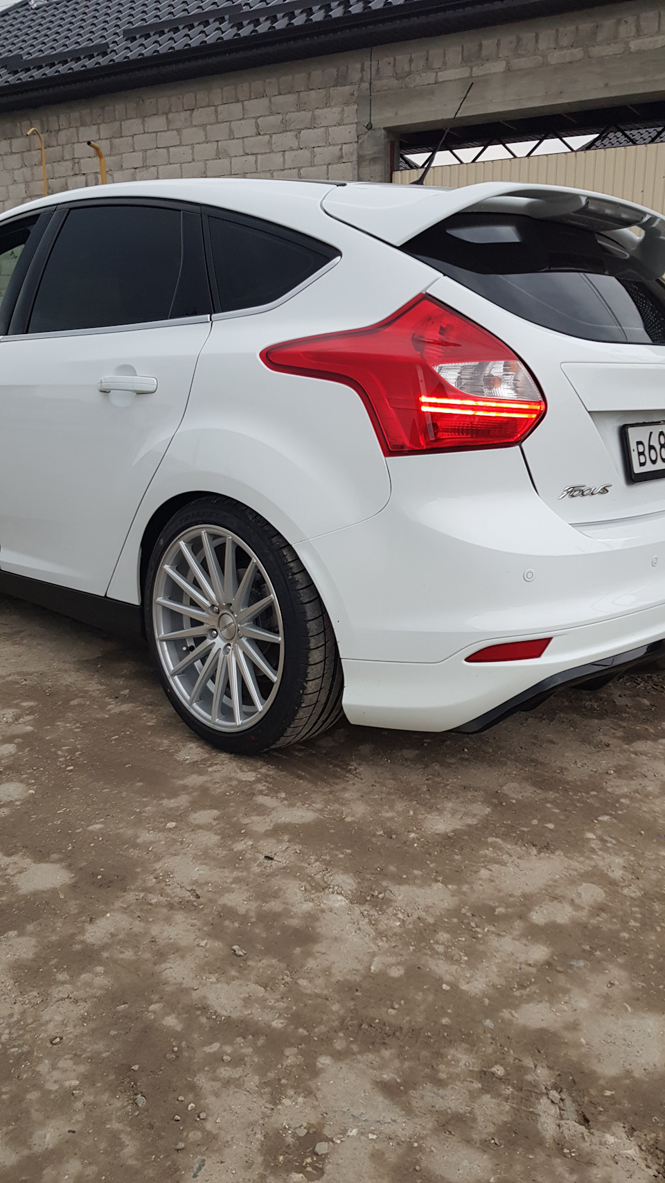 Ford Focus 3 белый хэтчбек на r18