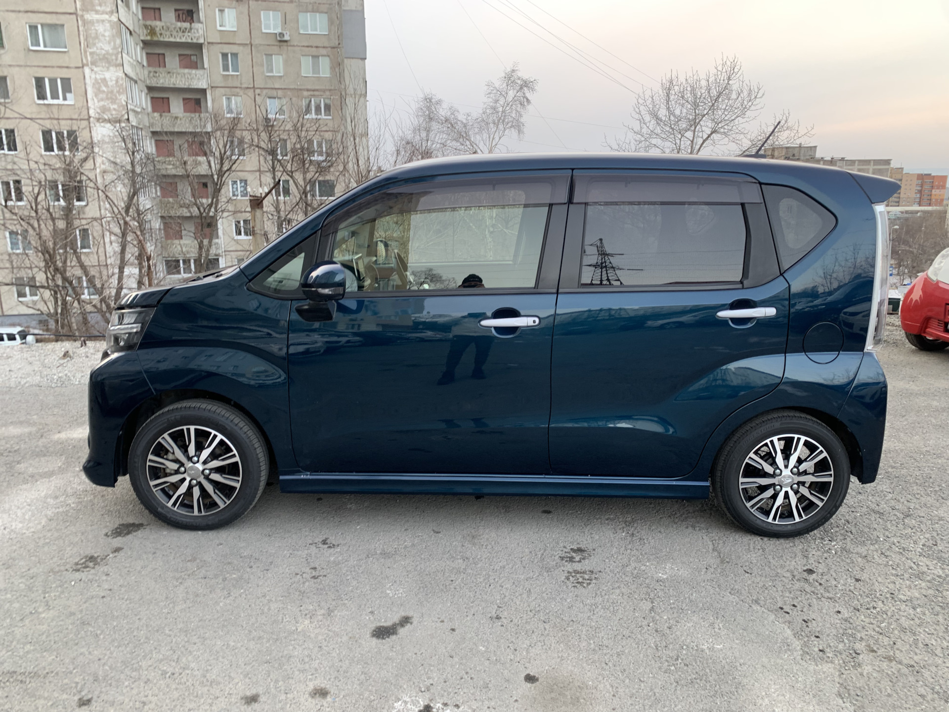 Moving furniture. Daihatsu move 2019. Move la. La radio. Moving up to millions.