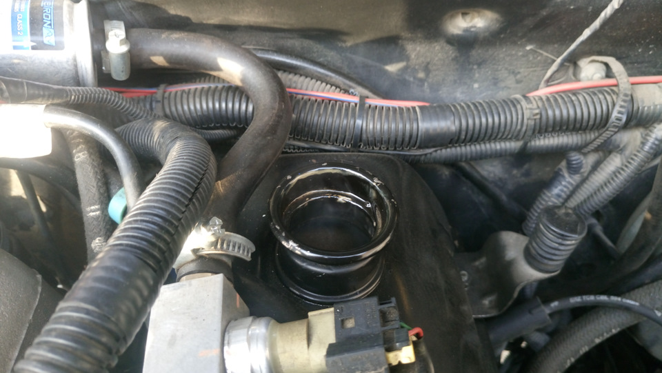 Сметана на пробке — Chevrolet Niva (1G). Запчасти на фото: 2550A