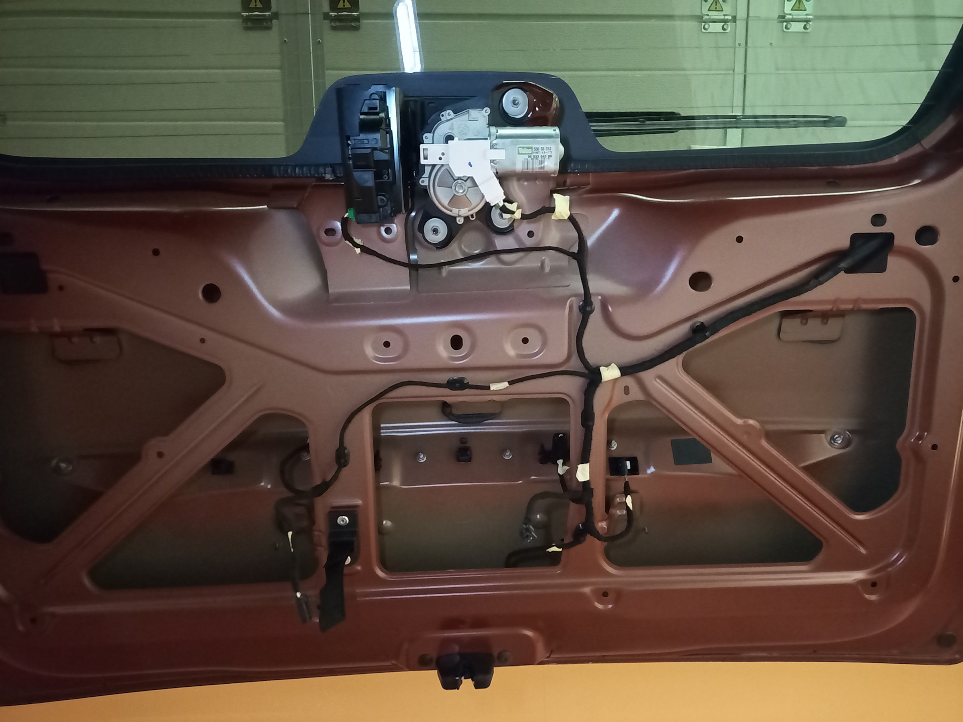 вскрытый задняя дверь. рено логан 1 дверь изнутри. вскрытый задняя дверь. задняя открытая дверь приора. замок багажника ниссан икстрейл т31.