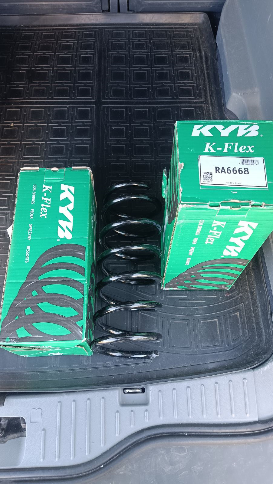 Пружины KYB RA6668 — Ford S-Max (1G). Запчасти на фото: RA6668