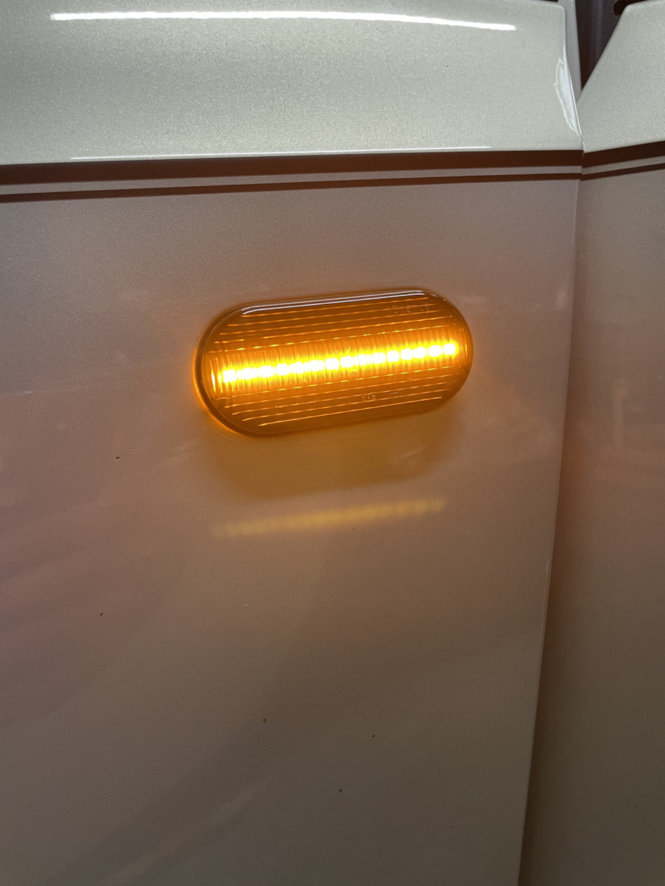 Динамические поворотники — Volkswagen Polo Sedan, 1,6 л, 2011 года ...