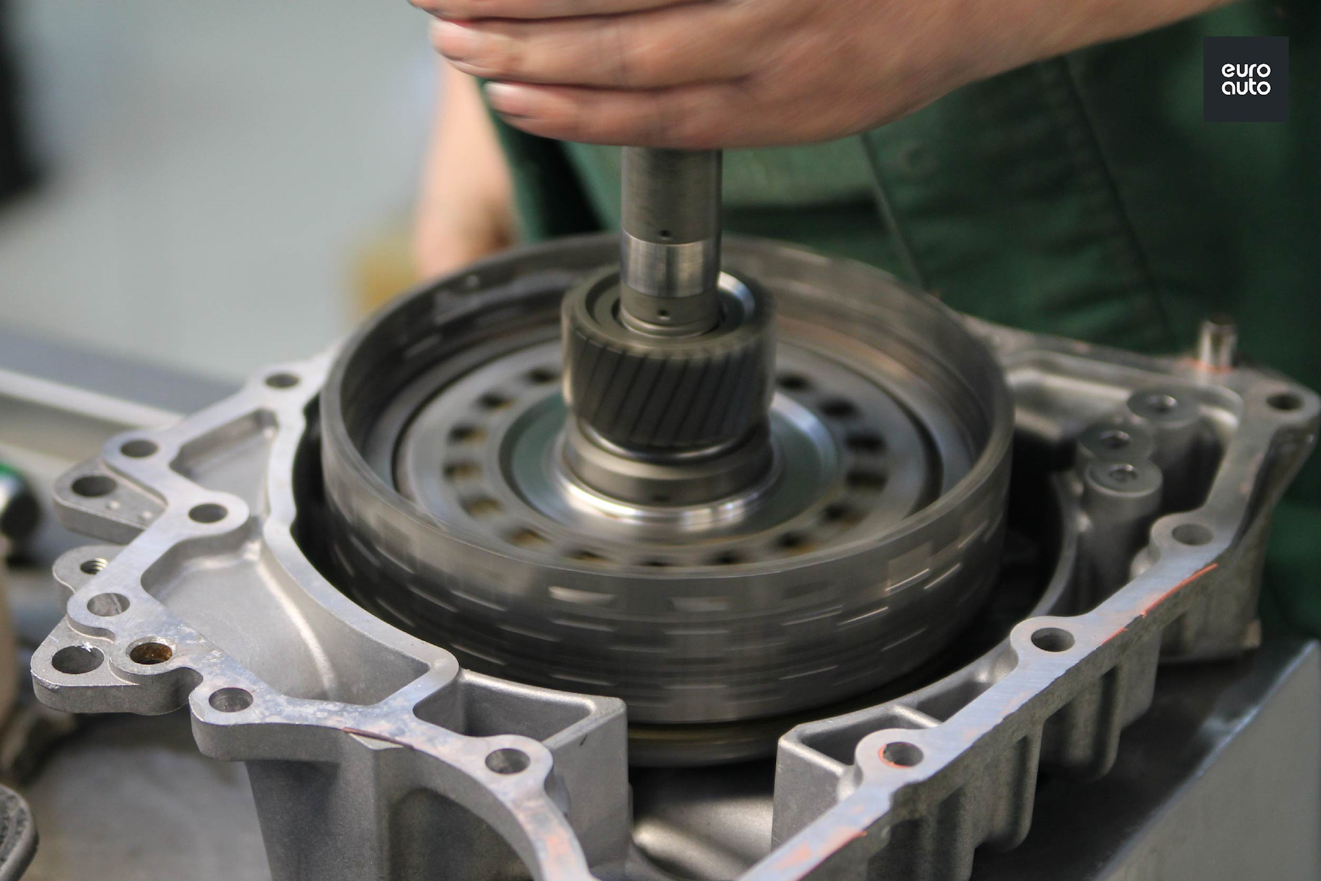 Сломанные шестерни акпп. Диагностирование коробки передач автомобиля. Демонтаж акпп. Как можно сломать автомат при сборке. Оружие акм-74.