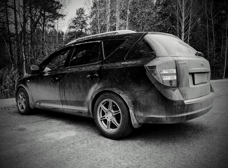 Ну и переобулся ) ощущения чет не очень — моя летняя Dunlop шумнее зимней шиповки Nordman 5 )))) За грязную тачку звиняйте, не успел заехать помыться ) — KIA Ceed SW (1G). Запчасти на фото: Nordman 5