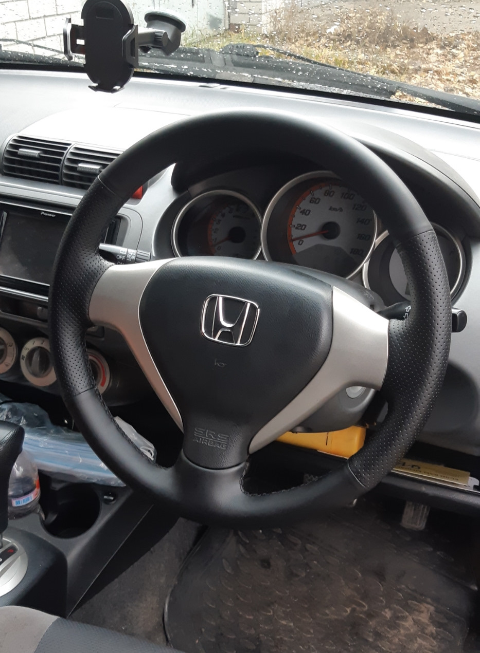 Почти новый руль. Оплетка. — Honda Fit (1G), 1,3 л, 2005 года | своими  руками | DRIVE2