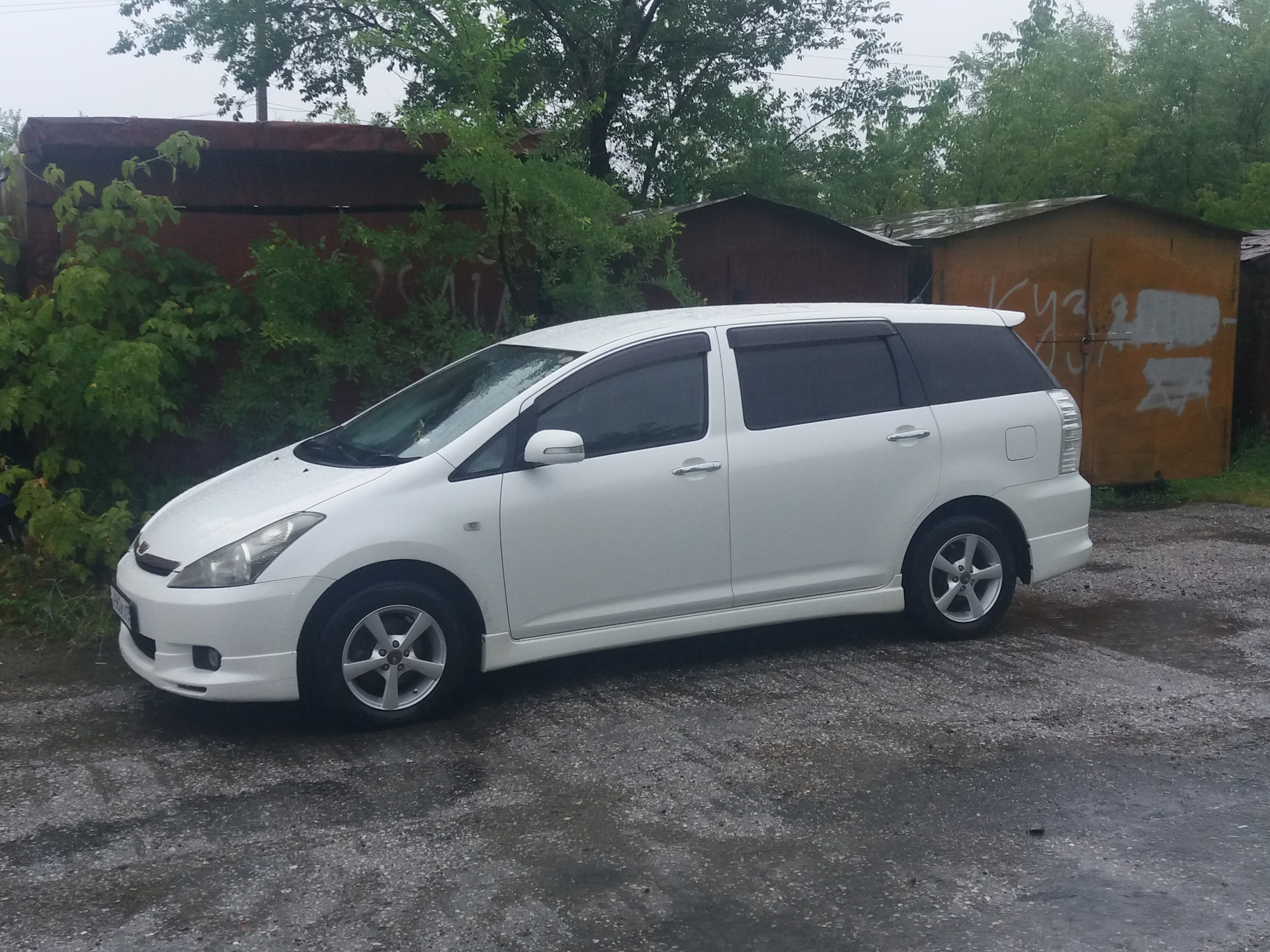 Тойота виш белый. Toyota Wish 2005. Тойота Виш 2005 белый. Тойота Виш 2003 белый. Toyota Wish 2003 белая.