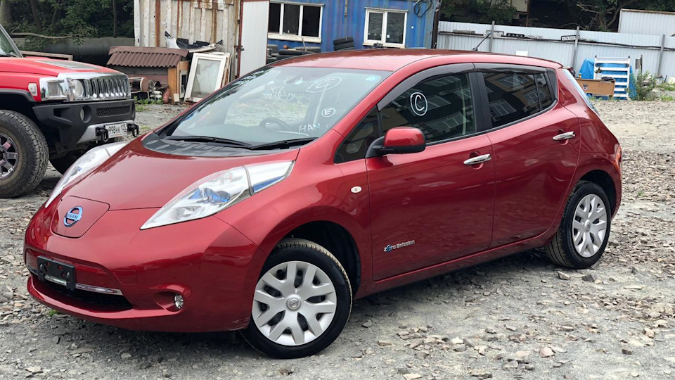 Ниссан левый руль. Ниссан лиф азео. Nissan Leaf красный. Nissan Leaf AZEO 2014. Nissan Leaf левый руль.