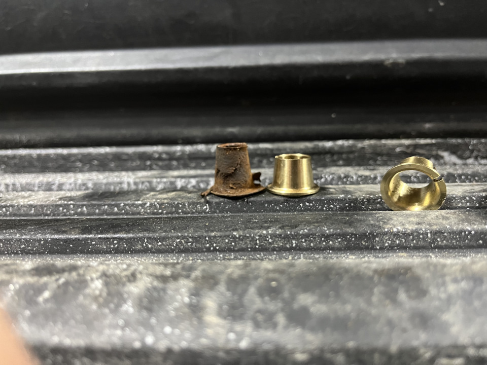 Втулки дверных петель. — Land Rover Discovery III, 2,7 л, 2007 года ...