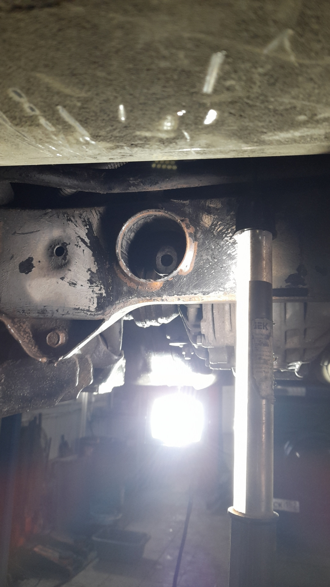 Замена сайлентблоков в заднем подрамнике. — Opel Antara, 2,2 л, 2013 ...