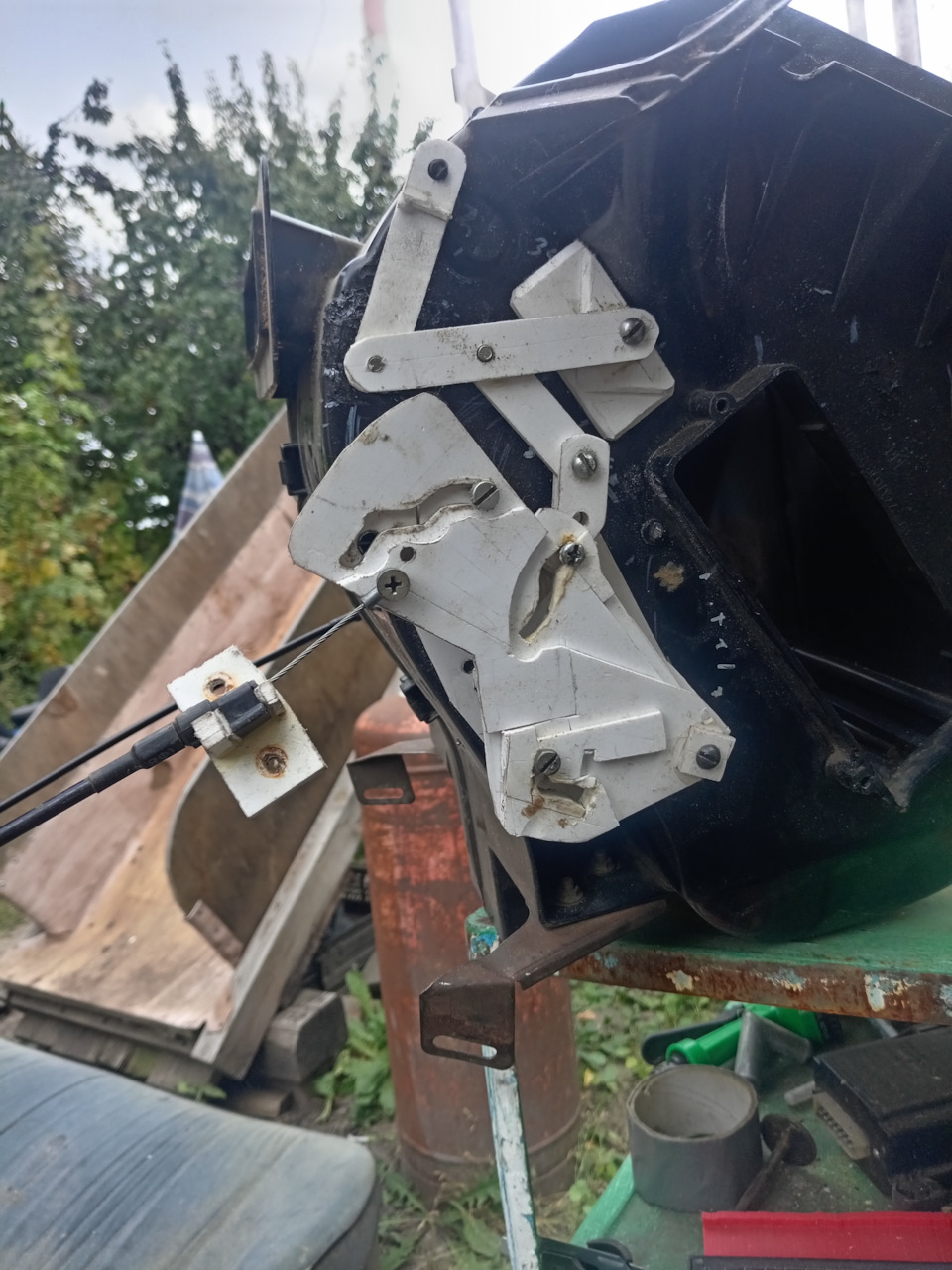 Прикинул где закрепить кранштейн для тросика управления потоками — Lada 2120 Надежда