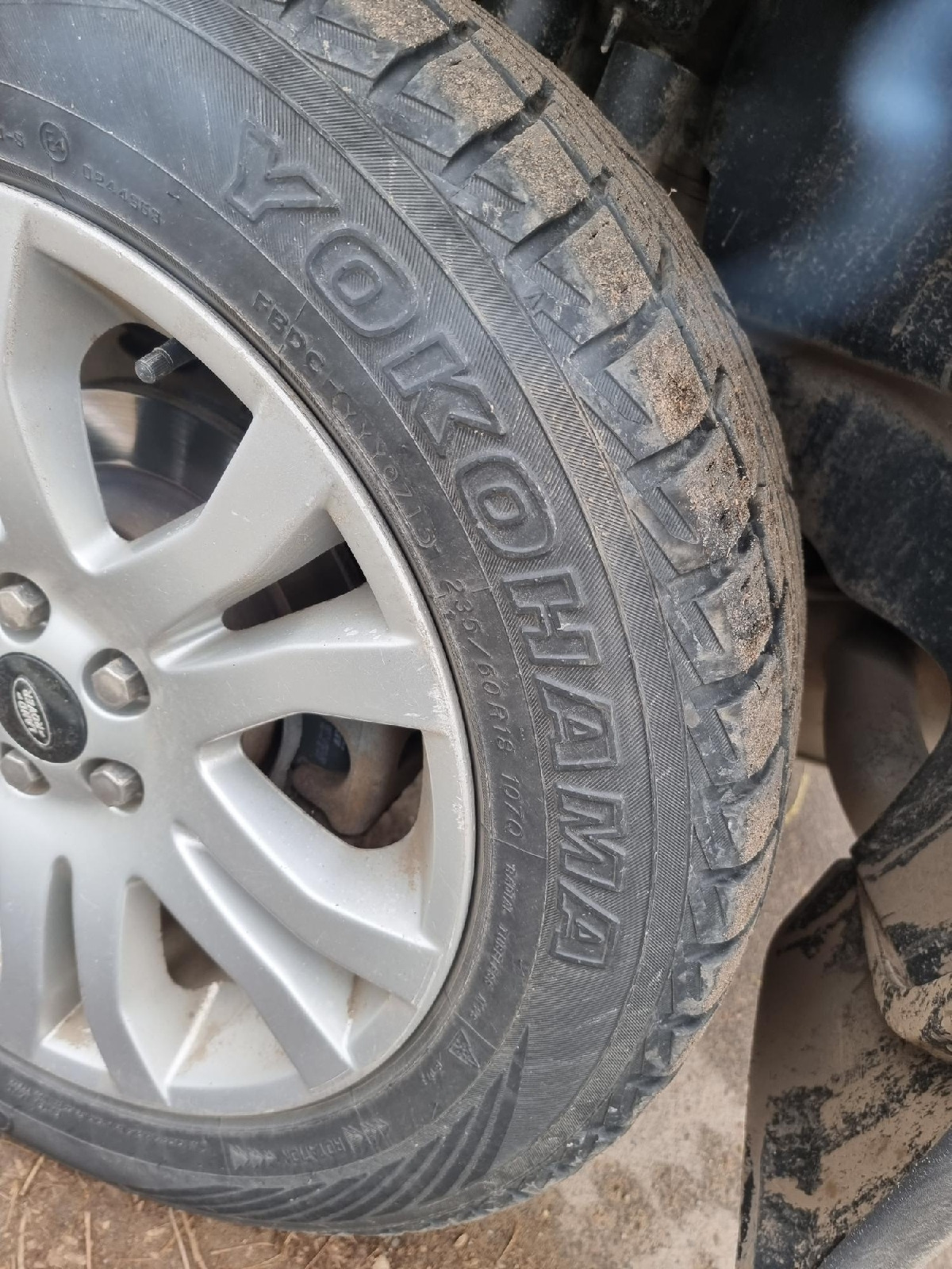 Резина land rover. Goodyear wrangler duratrac дискавери. Discovery 4 колеса грязевые. Диски ленд ровер дискавери 2. Резина land rover.