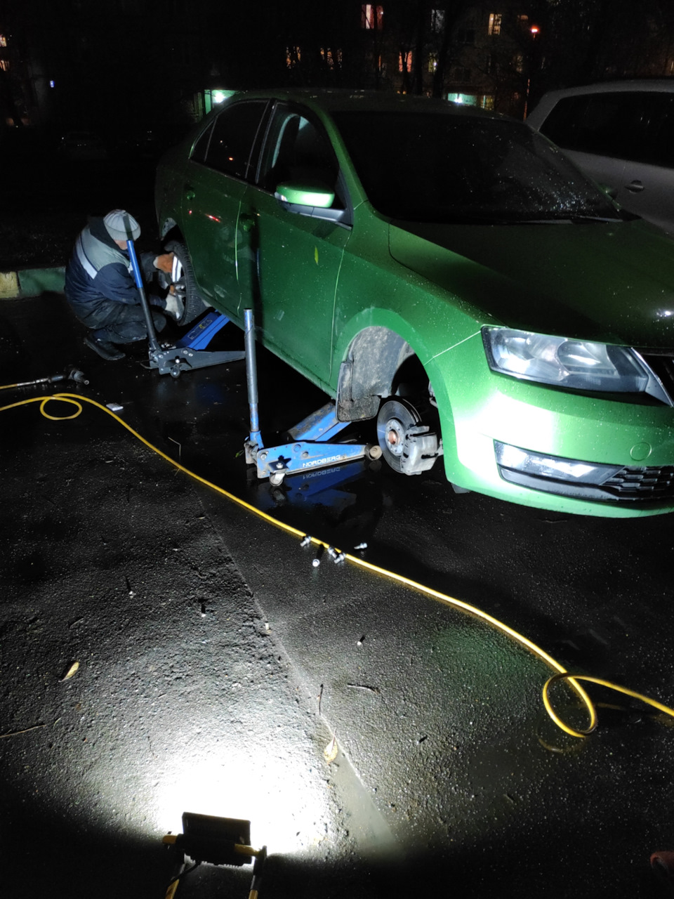 Мобильный шиномонтаж — Skoda Rapid (1G), 1,4 л, 2018 года | шины | DRIVE2