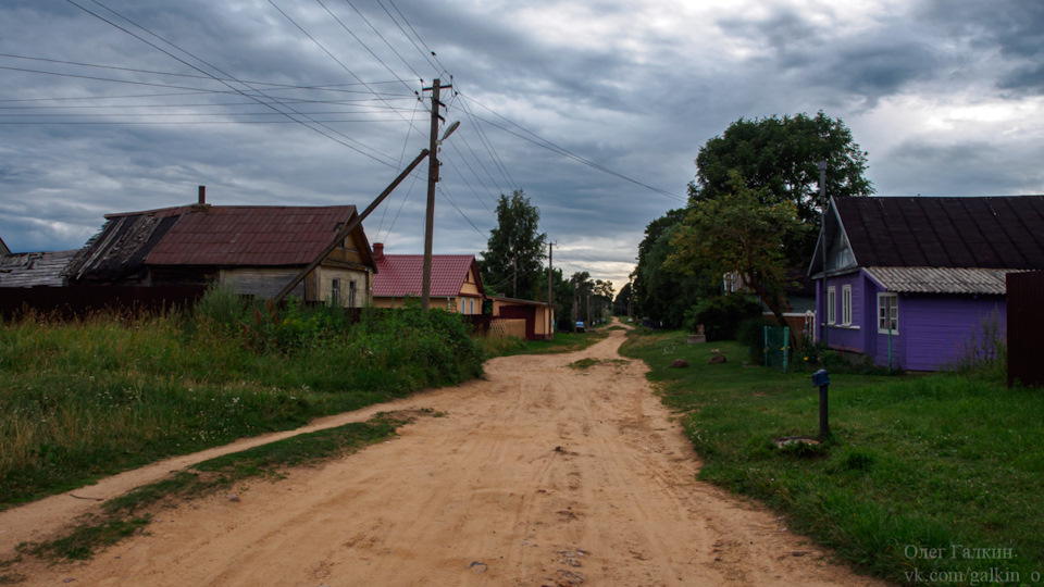 Большая часть домов на острове смотрятся ухоженно, заброшенных мало — Renault Logan Stepway
