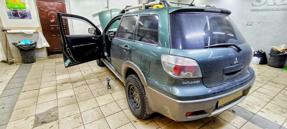 Сабвуфер под сиденье — Bos Mini 668c — Mitsubishi Outlander (1G), 2,4 л ...