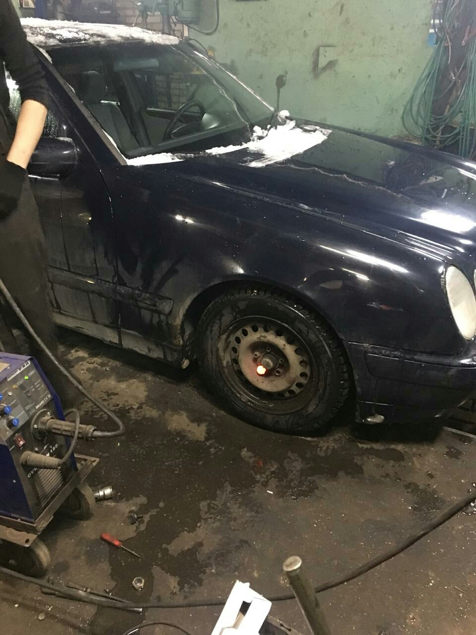 Светящиеся болты — Mercedes-Benz E-class (W210), 2 л, 2000 года ...