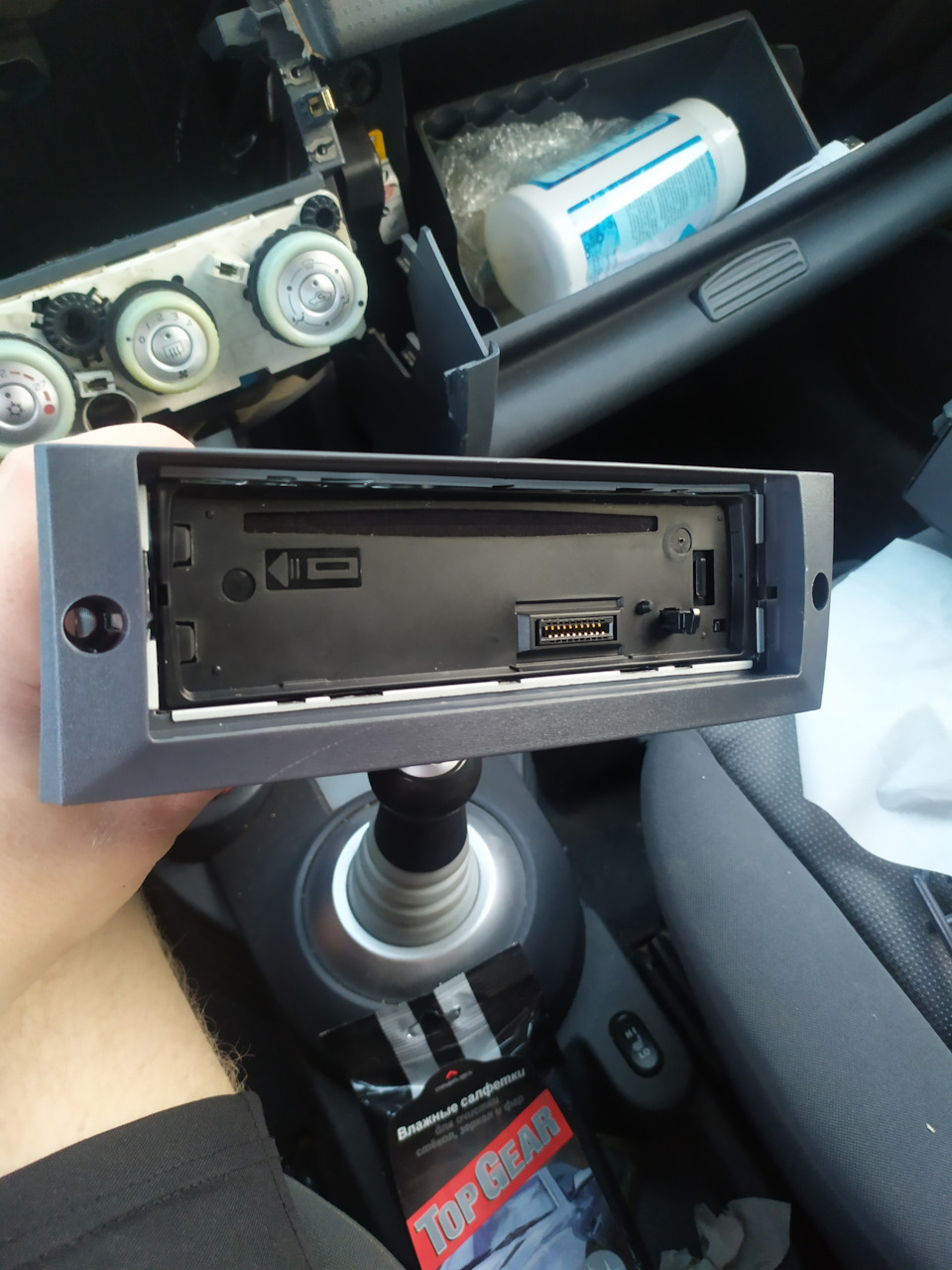 После долгого разрабатывания дырки магнитола влетела. Шик. Теперь точно можно устанавливать. — Mitsubishi Colt VI