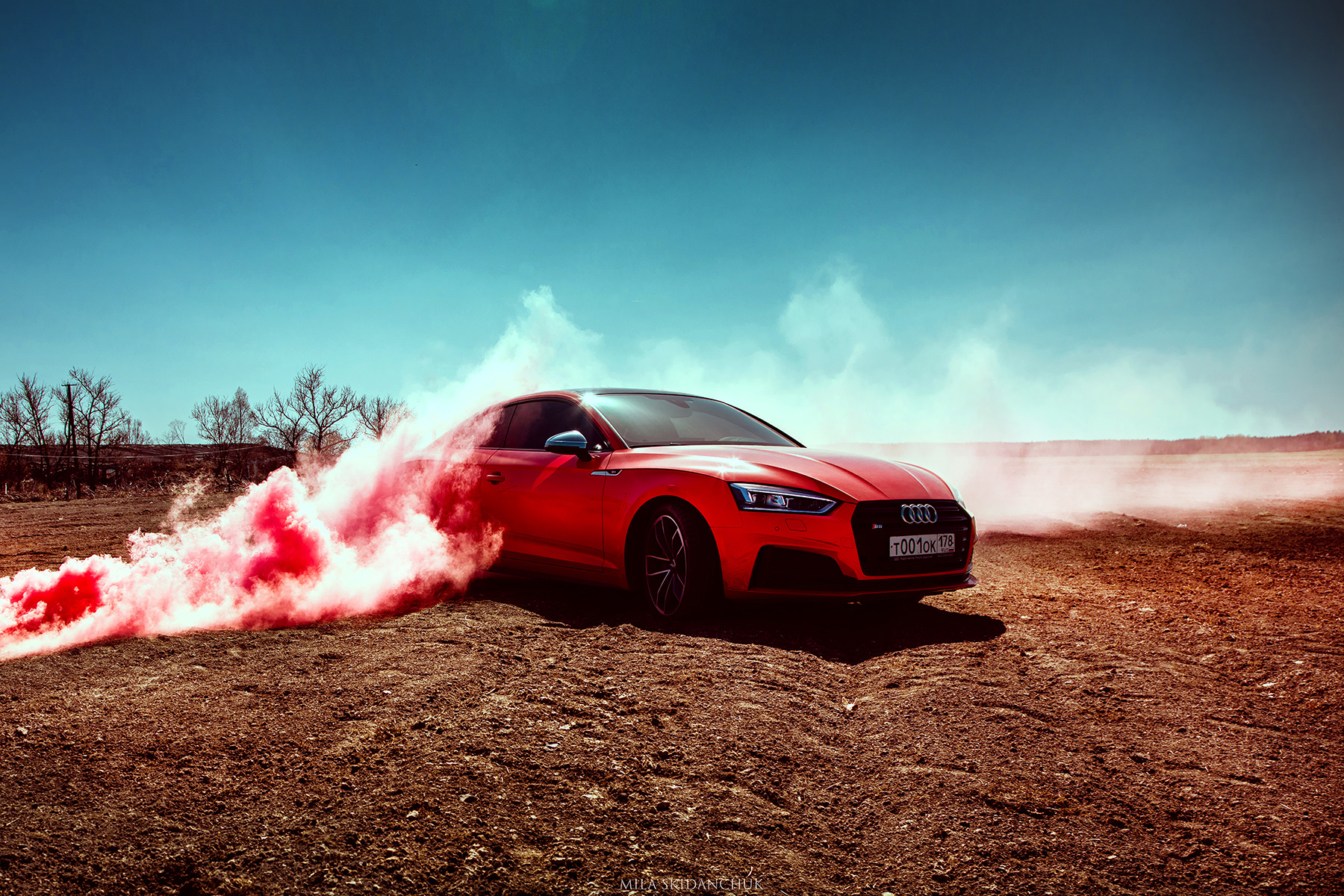 машина в цветном дыму. машина в заносе. ауди q7 белая в лесу. ауди дым. ауди дым.