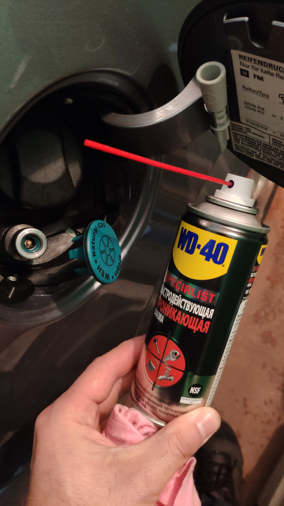 Травит газ на заправочном клапане (штуцер) при заправке метаном. Решено ...