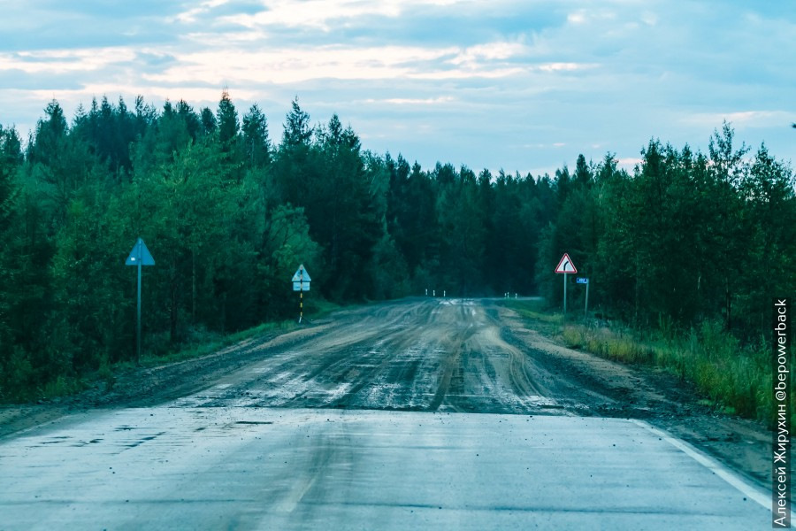 Дорога в китае в горах на сваях