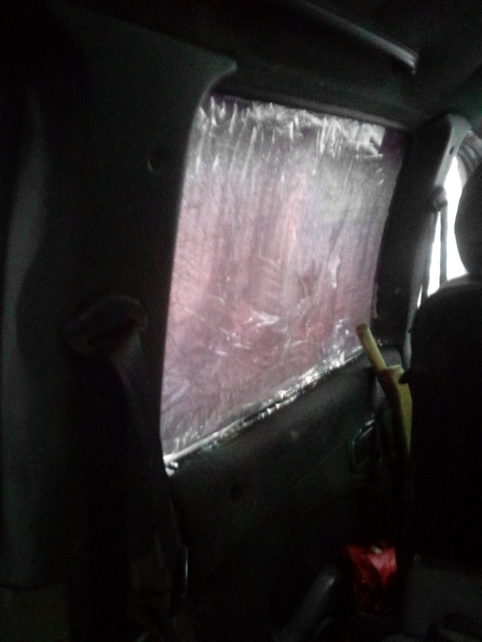 А ещё я стекло разбил на втором ряду. Пока заклеял скотчем. — Lada 2120 Надежда