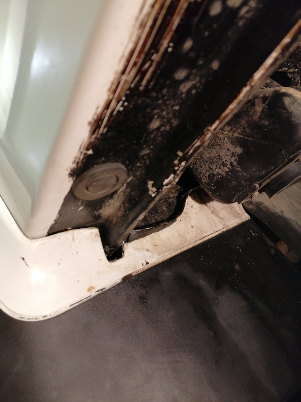 Дополнительные отверстия в порогах — Mazda Bongo V, 1,8 л, 2014 года ...