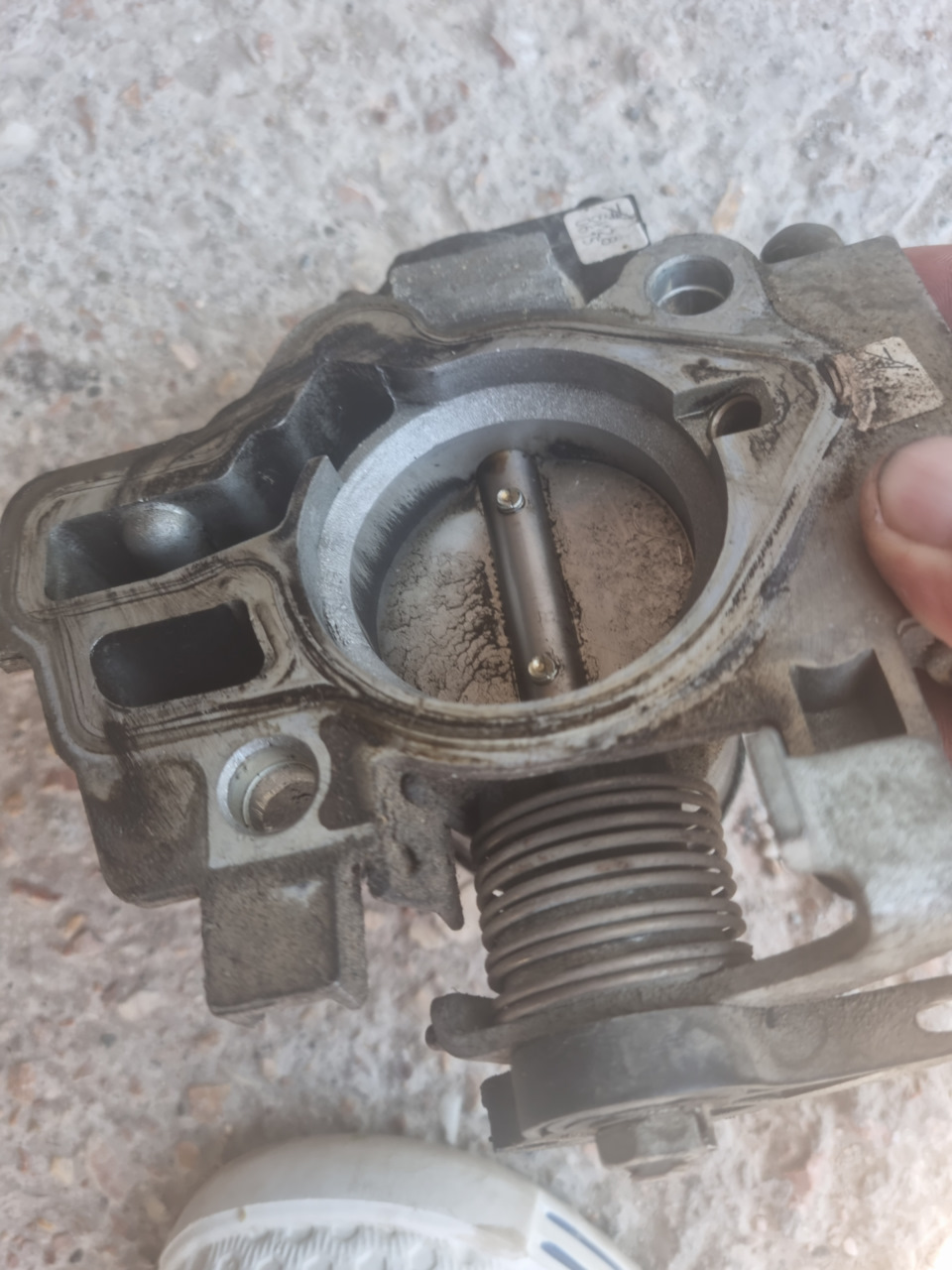 Чистка дросселя — Lada Калина седан, 1,4 л, 2008 года | своими руками ...