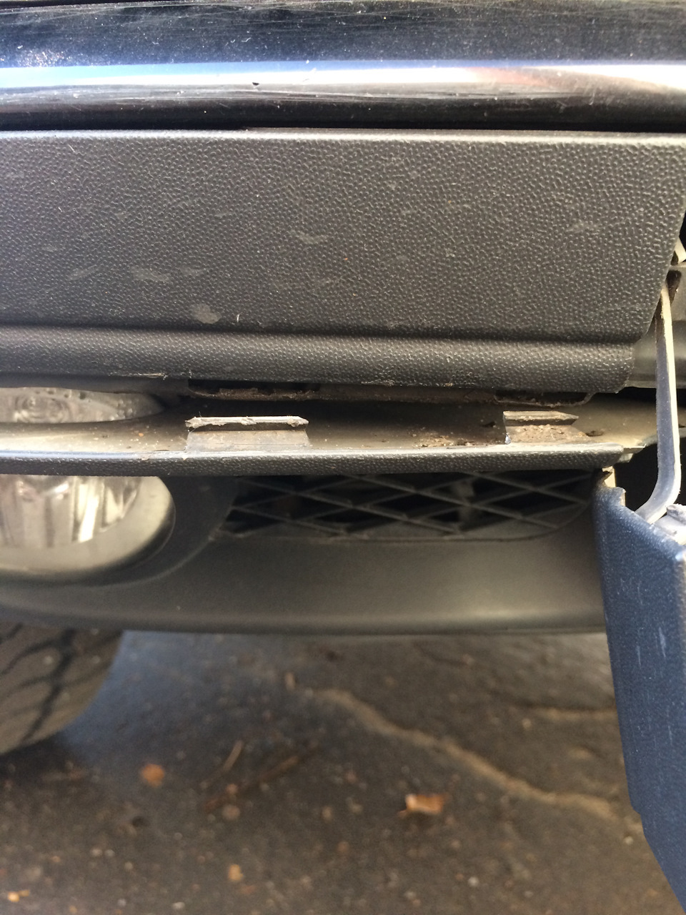 Пластиковым клином снимаем защитную решетку. — Volkswagen Touareg (1G)