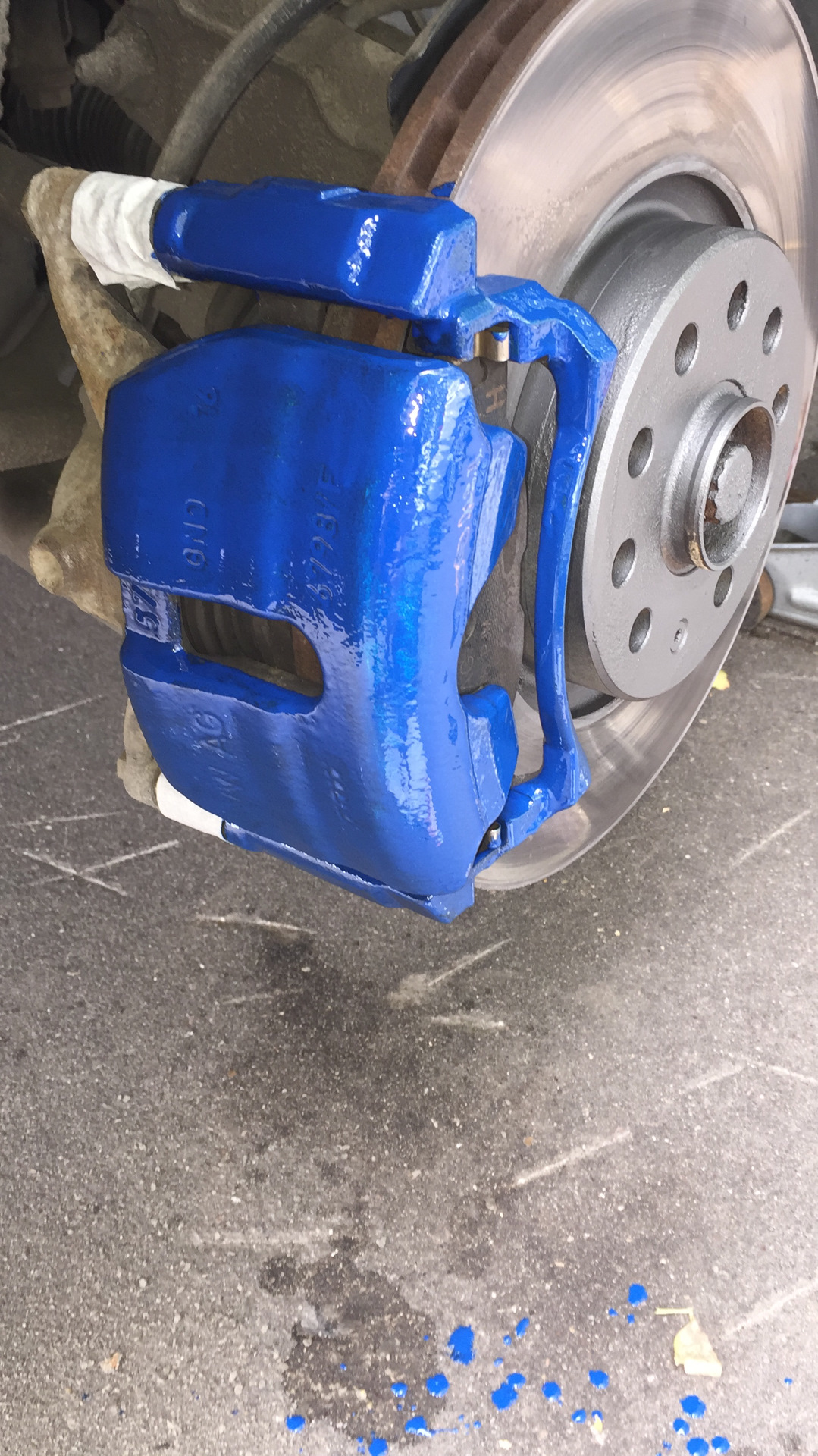 4 pot тормоза хонда цивик 4д. W213 синие суппорта. Синие суппорта. Синие диски на авто. Покраска суппортов мазда 6.