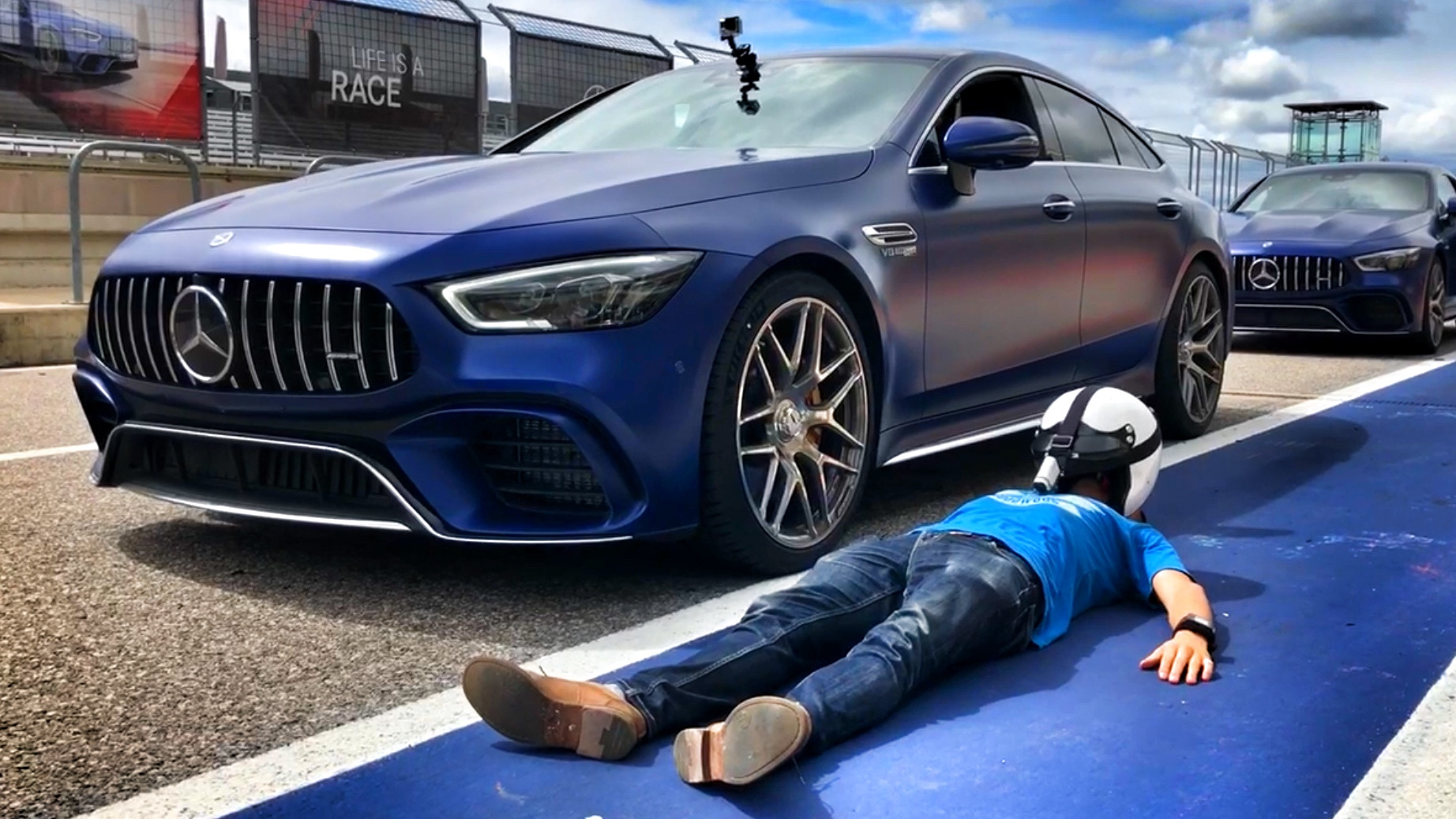 Video 640. Mercedes gt 63 тест драйв. Mercedes AMG gt63 vs Rolls Royce. Mercedes gt63 AMG 2021. Мерседес gt63 в России.