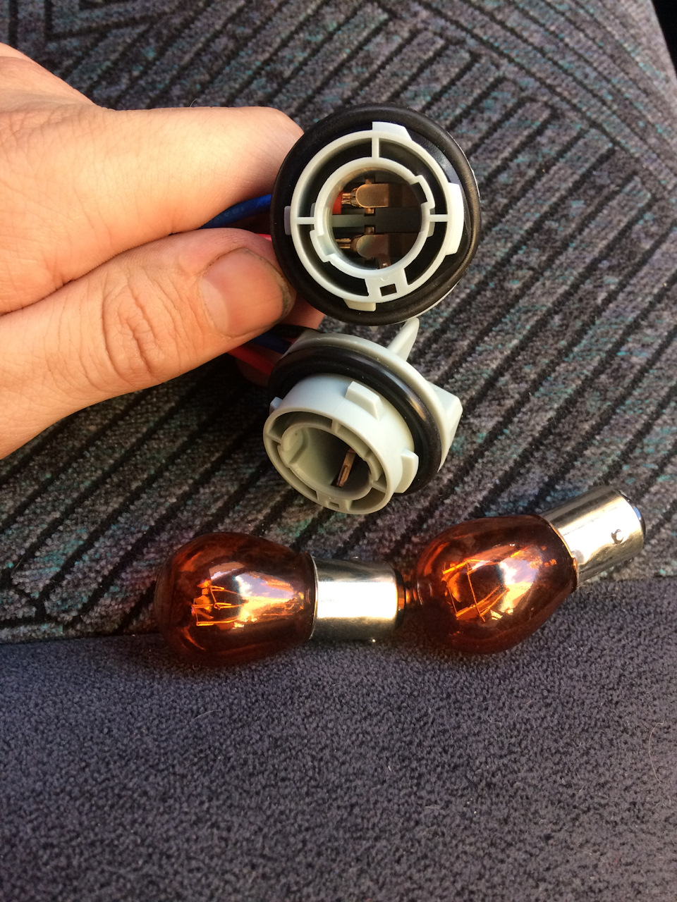 Двухконтактный цоколь в поворотники