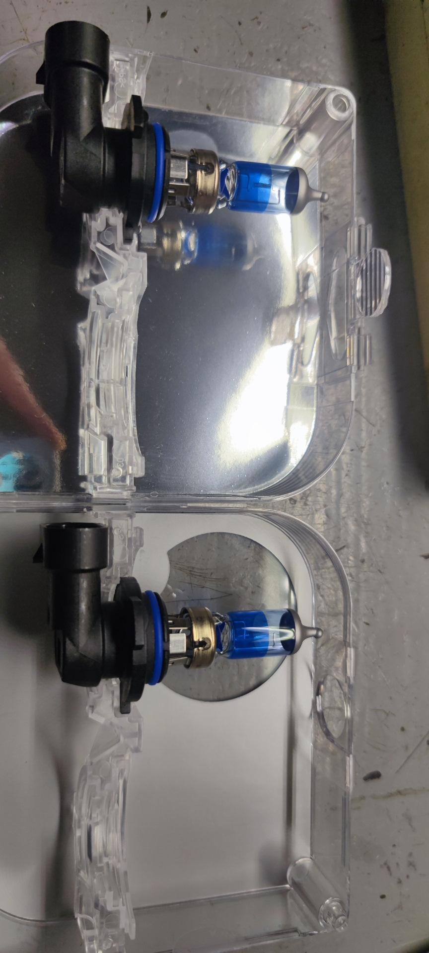 Замена лампы в противотуманных фарах. — Volkswagen Touareg (2G), 3 л ...