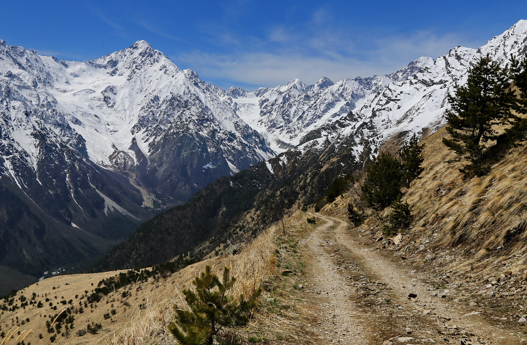 Северная осетия в мае. Цейское ущелье канатная дорога. Северный Кавказ фото. Цейском ретранслятор.