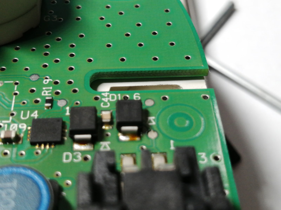 Злополучная микросхема. Крайняя слева — Dodge Caliber