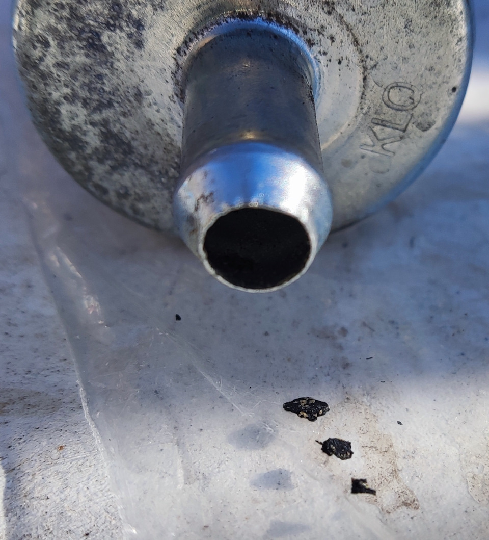 Из фильтра тонкой очистки как и в прошлый раз вытрусил пару смолистых образований — Mitsubishi Lancer IX