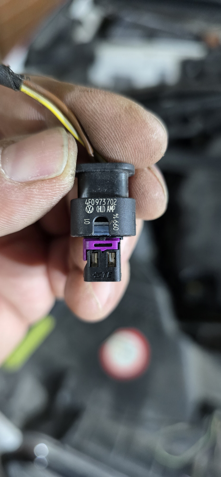 Разъем вибродинамика — Audi Q5 (1G). Запчасти на фото: 4F0973702