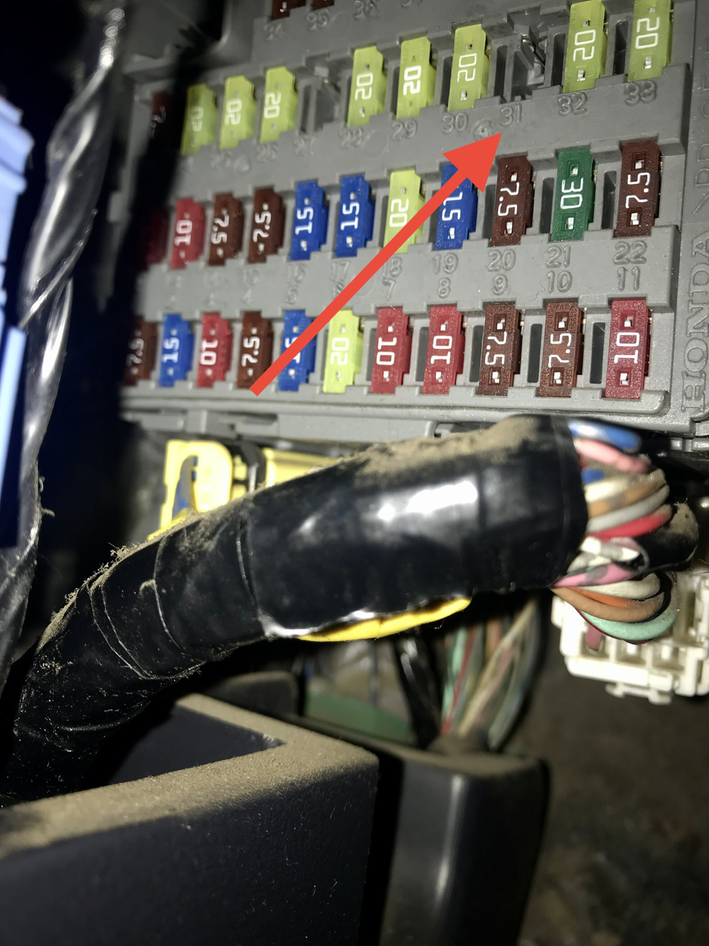 Пропала зарядка в перчаточном ящике. Замена предохранителя под номером ...