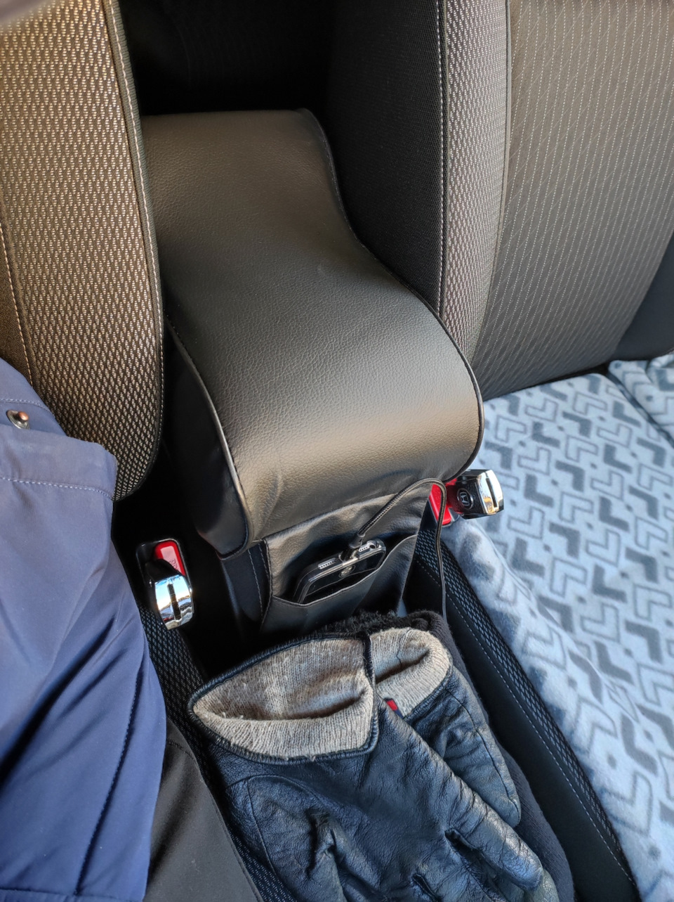Подлокотник на подлокотник — Honda Fit (3G), 1,5 л, 2018 года ...