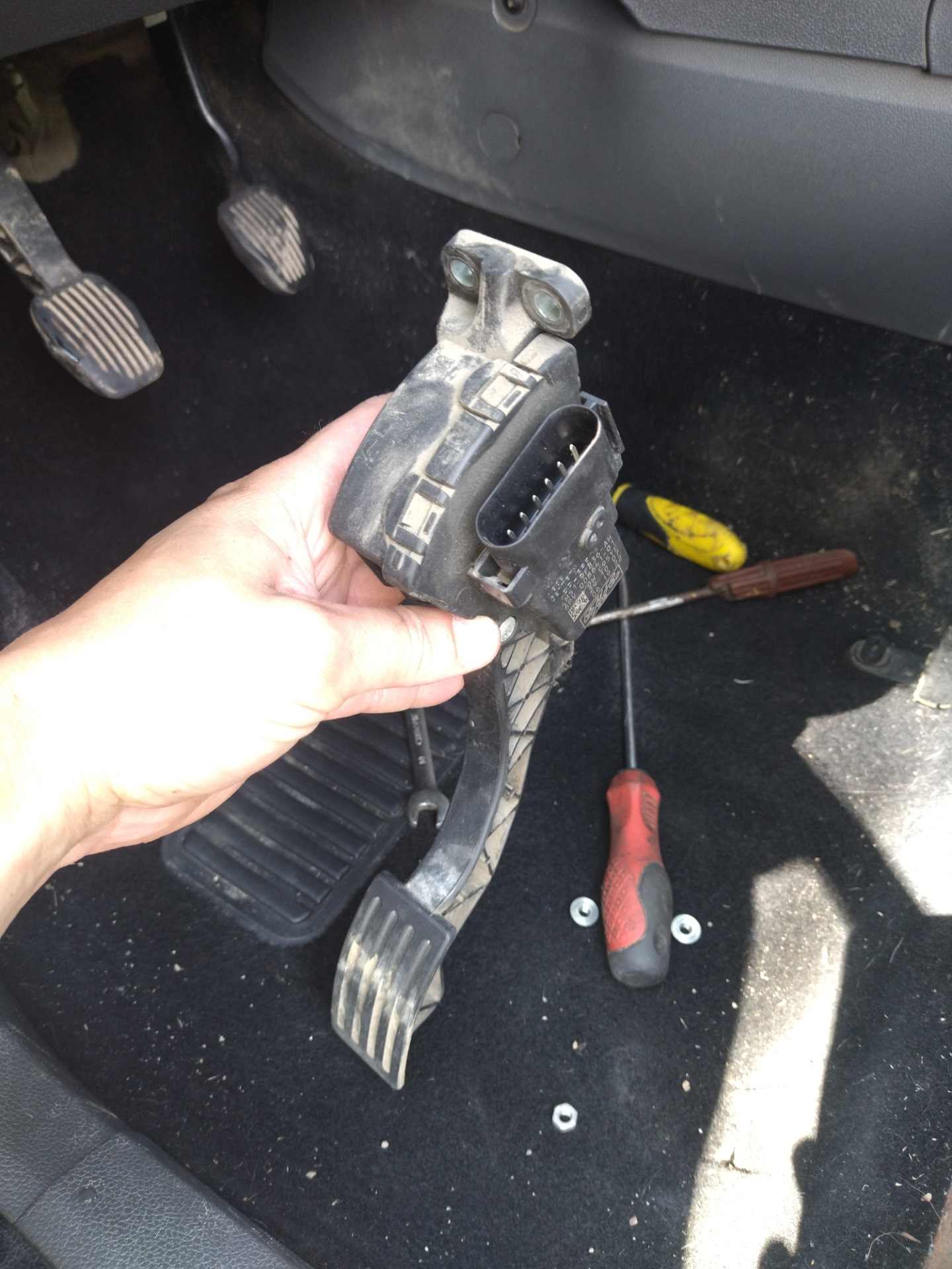 Замена салонного фильтра фф2 — Ford Focus II Sedan, 1,6 л, 2007 года ...