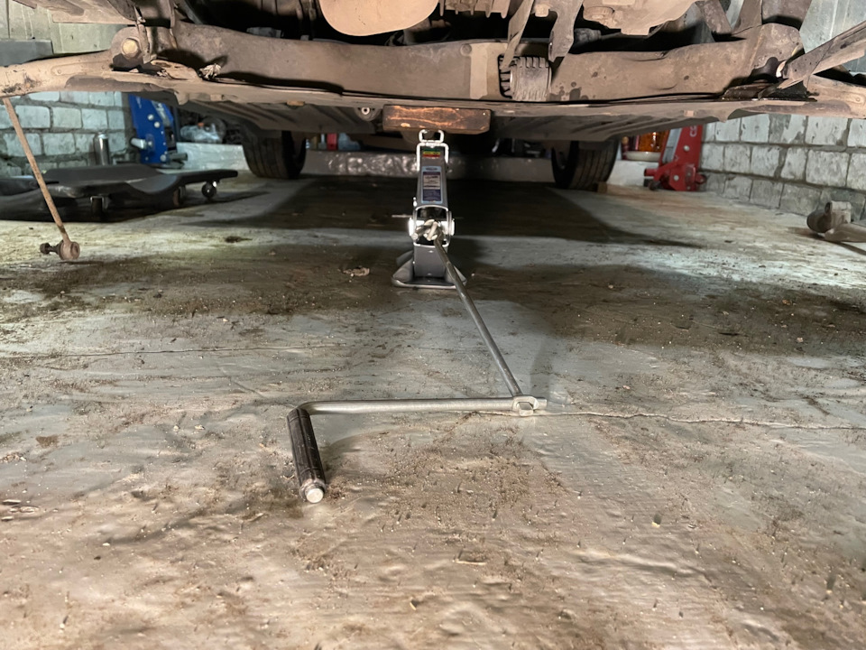 Домкрат под подрамником — Suzuki Vitara (4G)