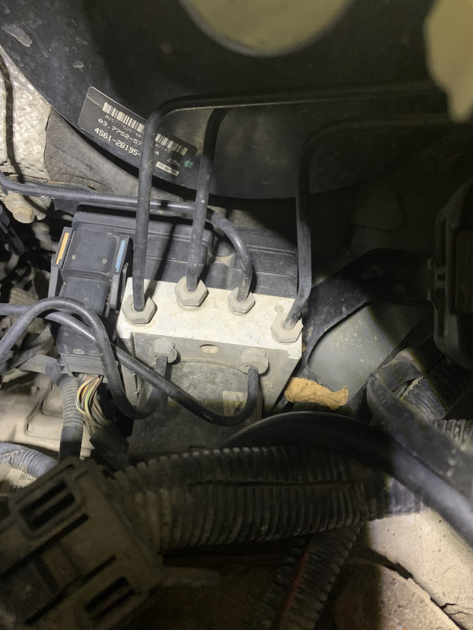 Фото в бортжурнале Ford Fiesta (Mk V). Запчасти на фото: 4S612B195