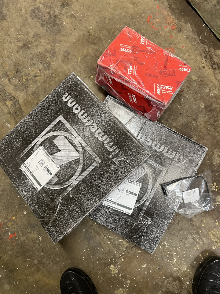 Комплект тормозных колодок на Audi A4 (B9), Audi A5 (2G), Audi A6 (C8 ...